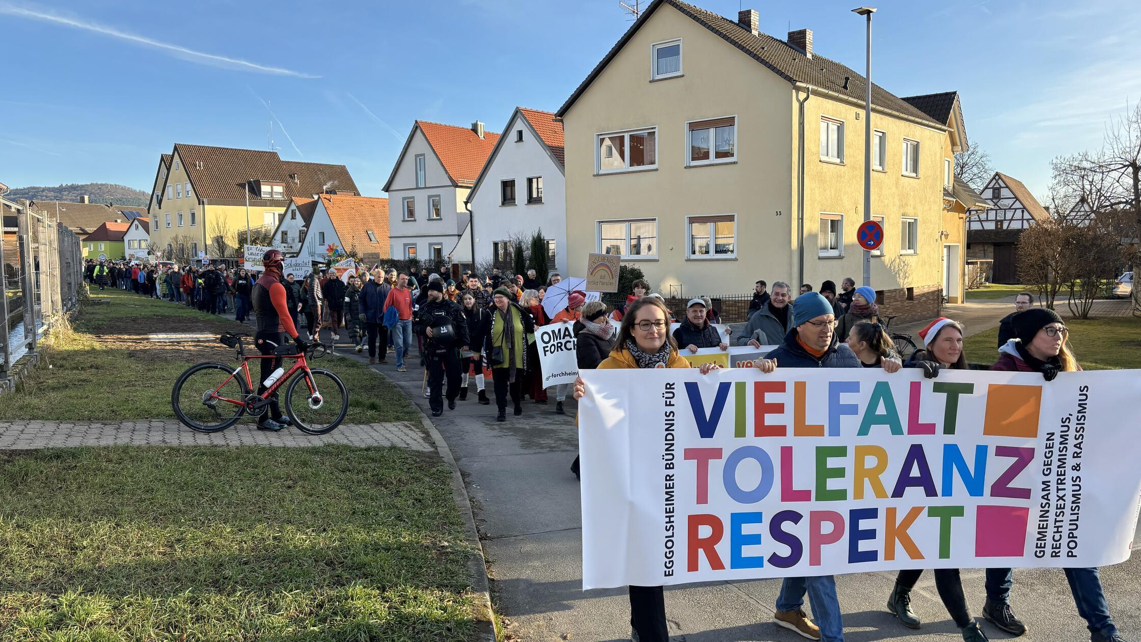 Protest-gegen-AfD-Parteitag-mit-Glocken-und-Bratw-rsten-Partei-verwehrt-Medien-Zutritt