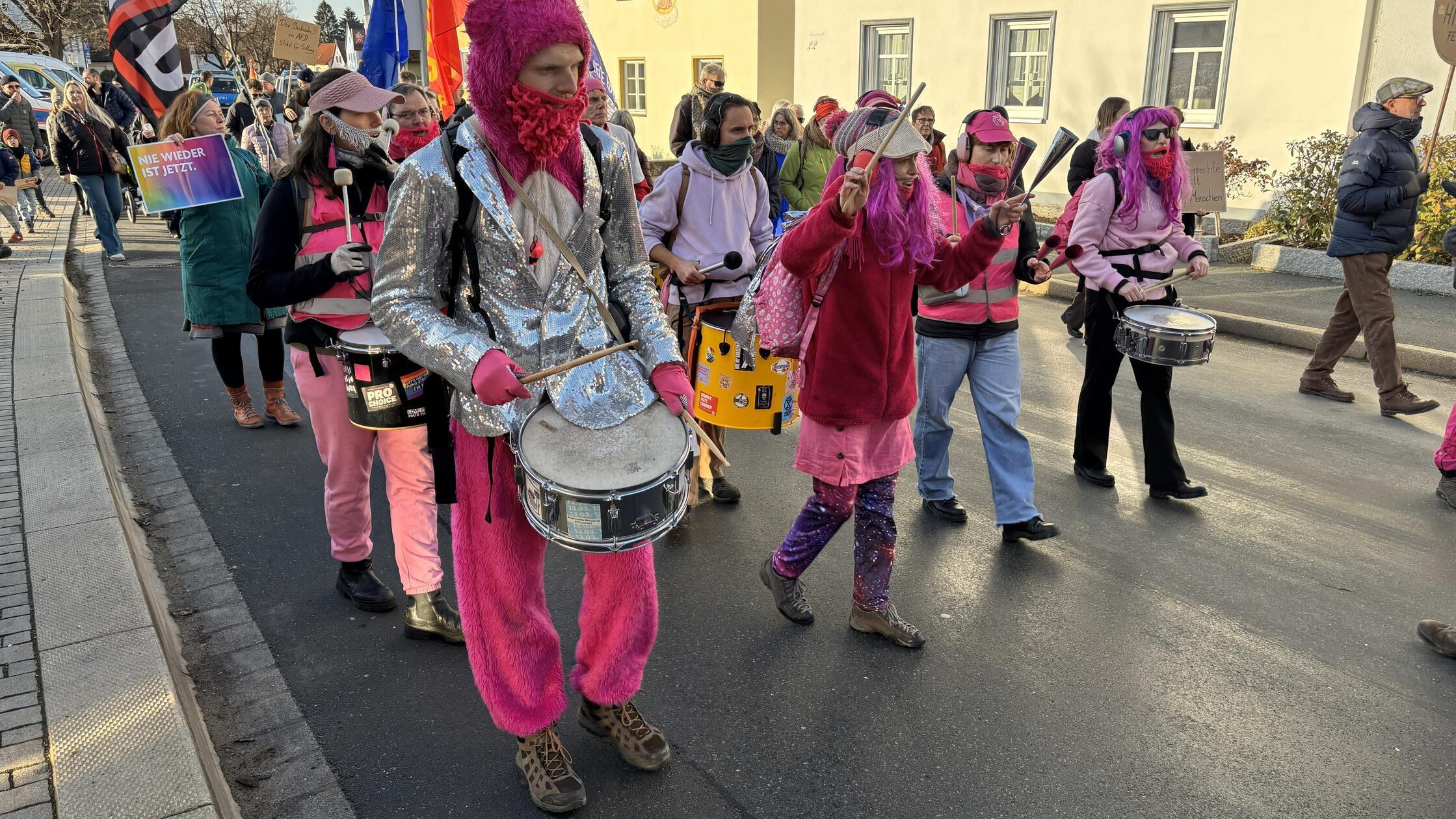 Bilder-Demo-gegen-AfD-Parteitag-in-Eggolsheim-mit-Teilnehmern-aus-Franken-und-Oberpfalz