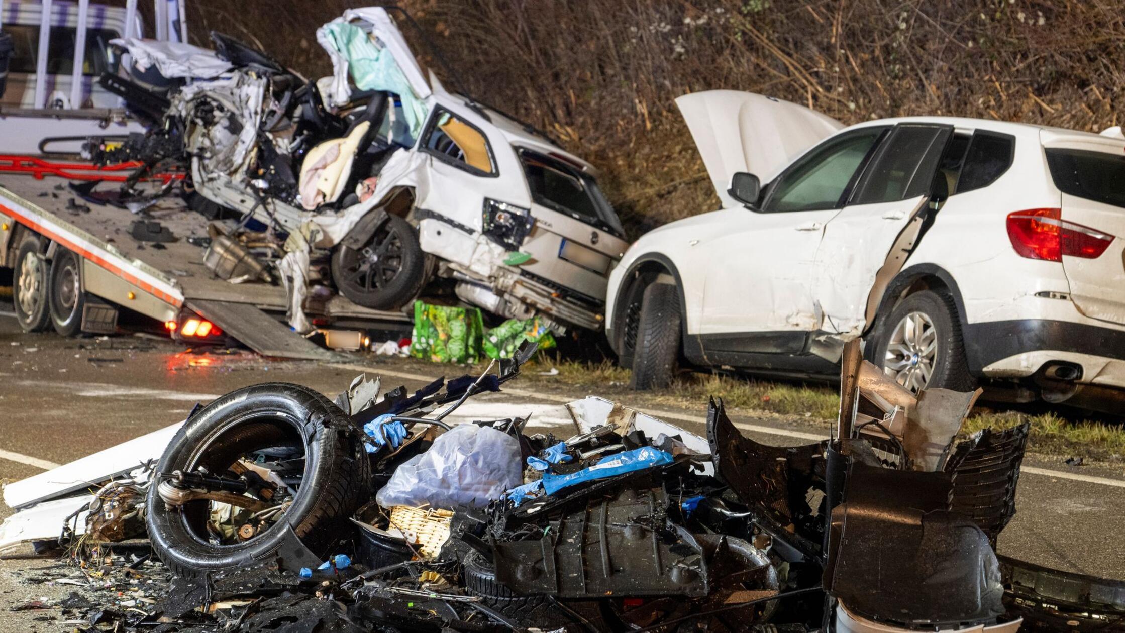 Bundesstraße nach Unfall mit drei Toten wieder frei
