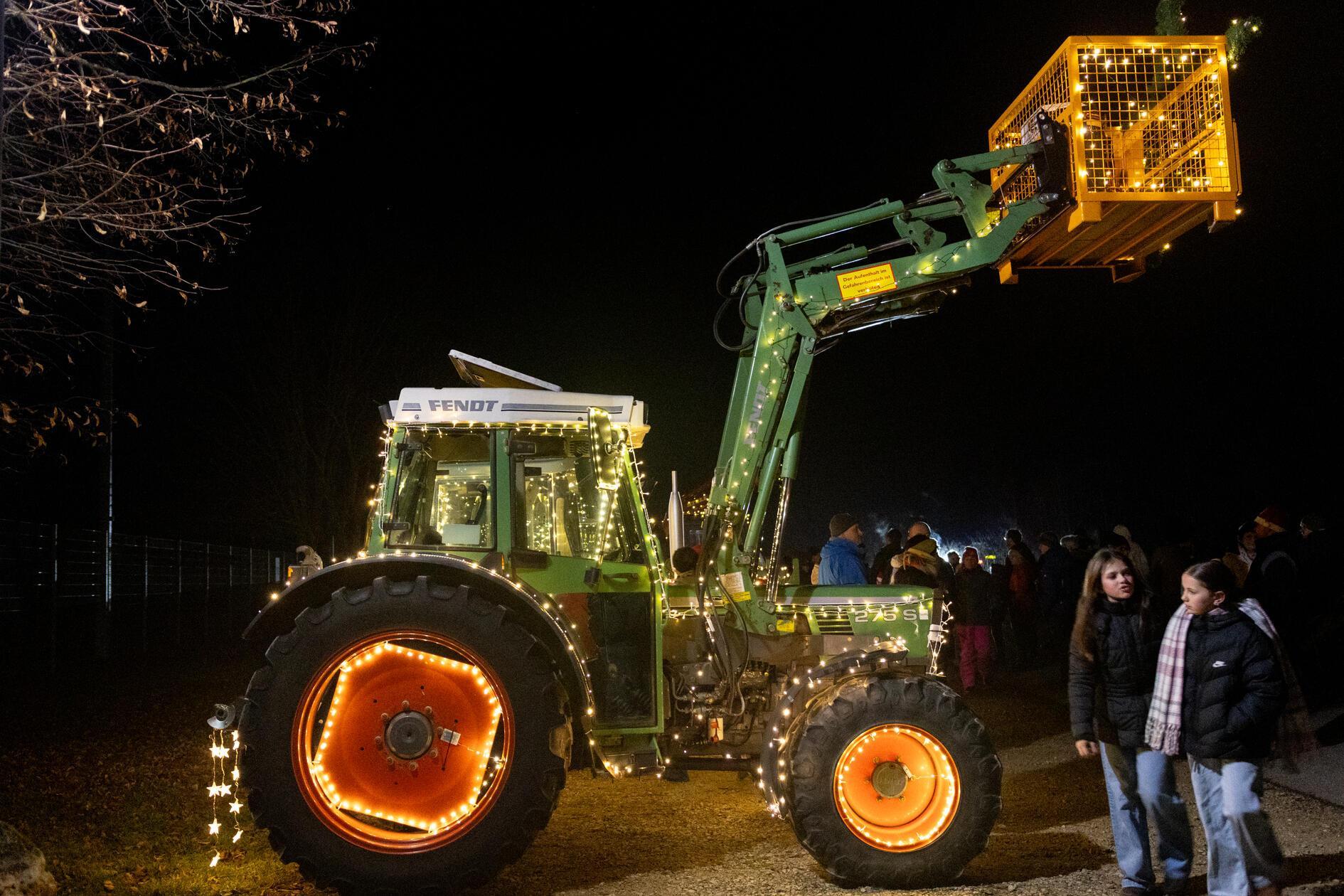 Bilder-der-Lichterfahrt-in-Arberg-Weihnachtlich-geschm-ckte-Traktoren-begeistern