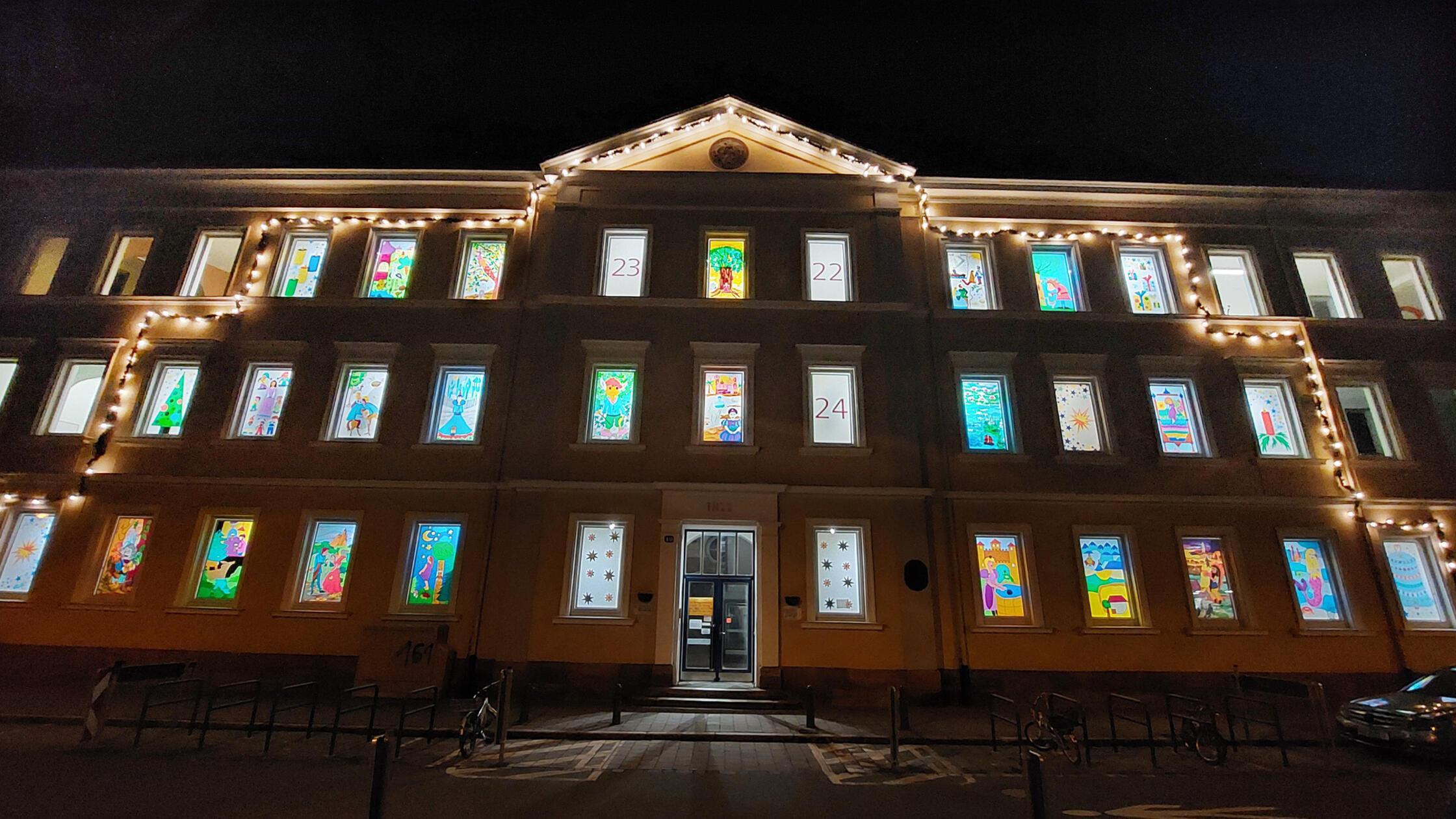 In-Erlangen-verwandeln-sich-24-Fenster-einer-Grundschule-in-einen-Mega-Adventskalender