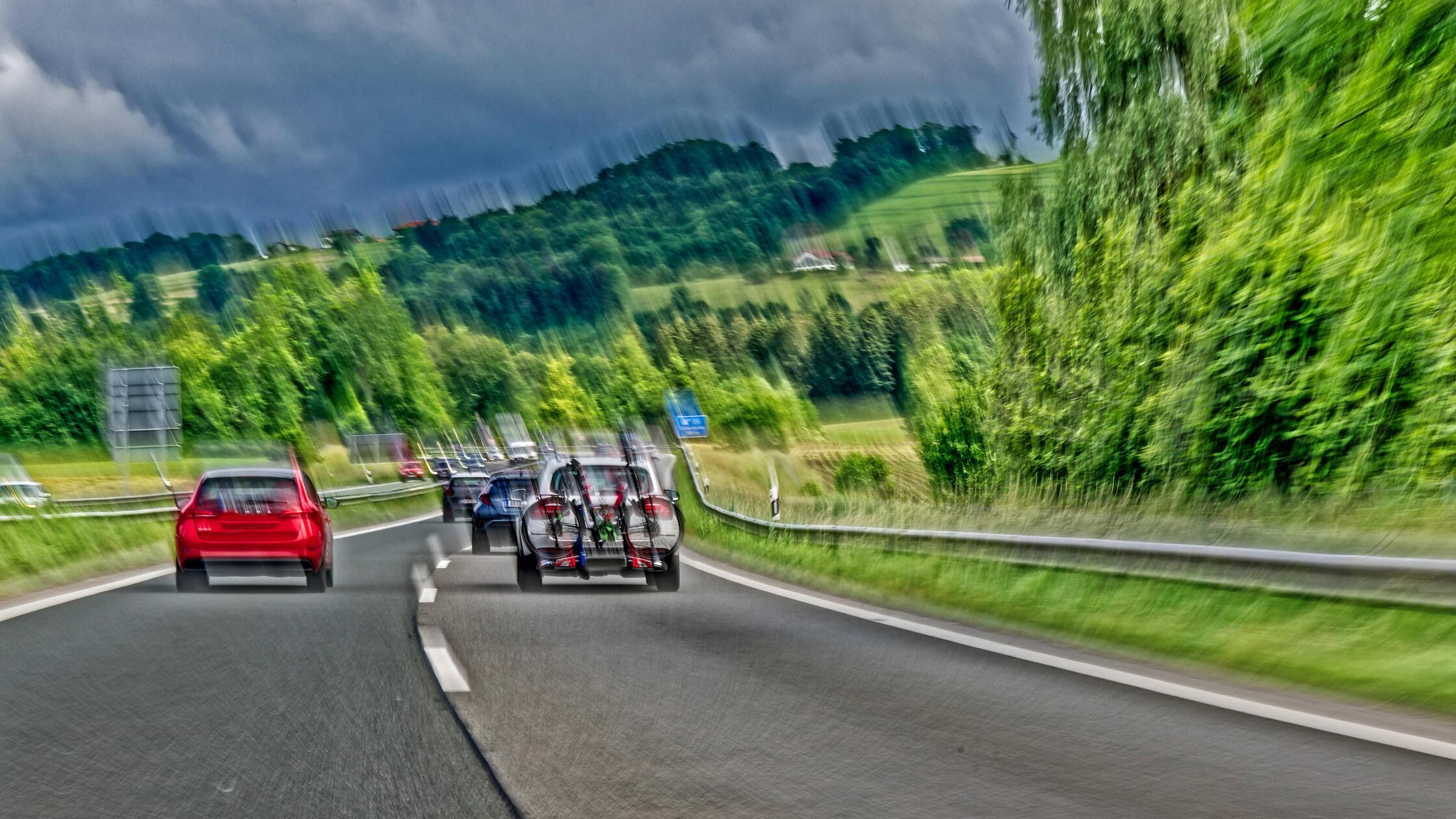 Gefährlicher Sekundenschlaf. Übermüdung am Steuer.