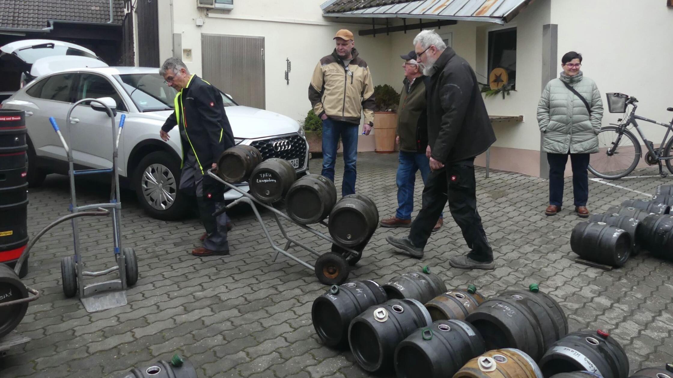 Aufgereihte Fässer im Hof der Brauerei Rittmayer.
