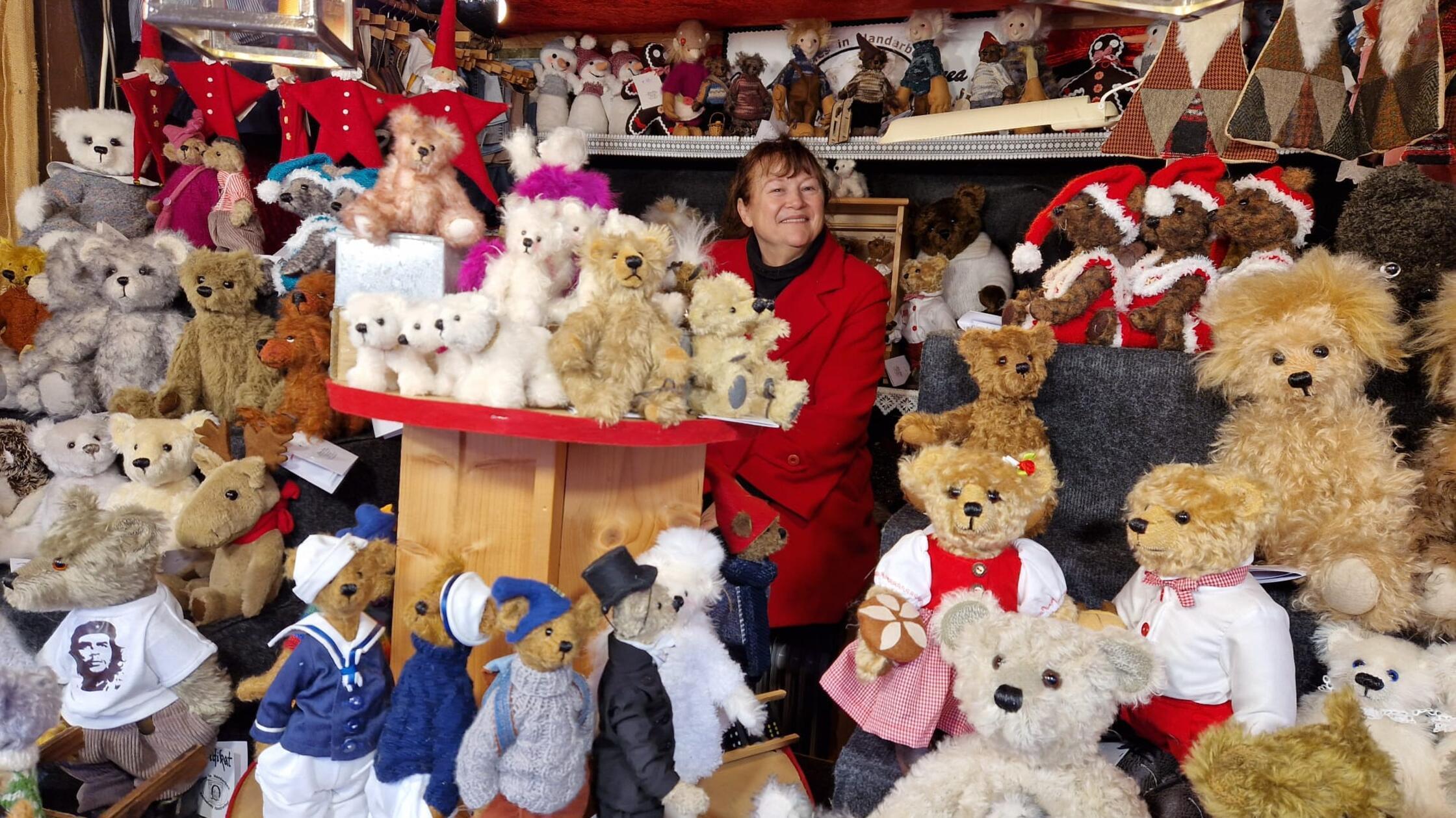 -Hier-trifft-man-die-Welt-F-rtherin-verkauft-B-ren-auf-dem-N-rnberger-Christkindlesmarkt