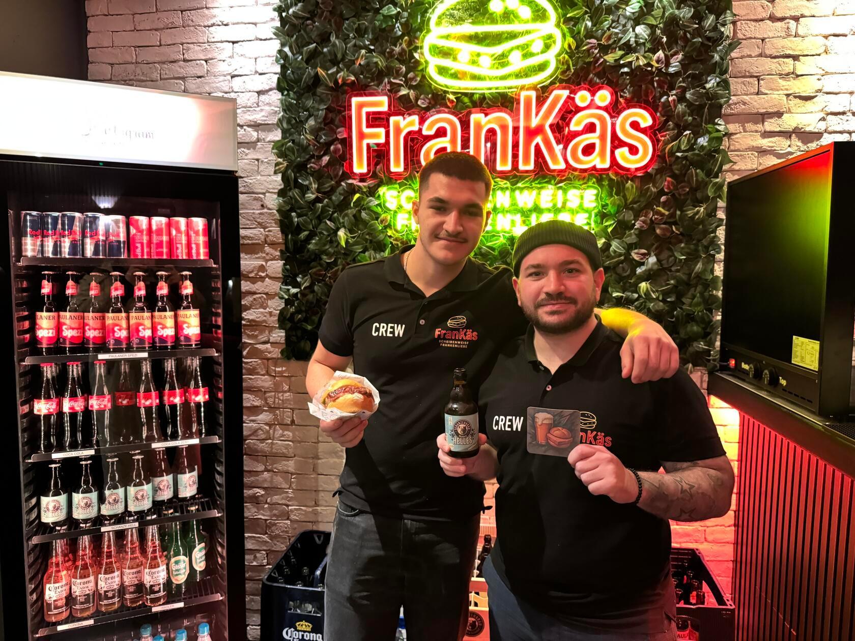 Gemeinsam mit seinem Cousin Claudio Pesce (l.) hat Gastronom Marco Poidomani (r.) einem kleinen Lagerraum in der Hinteren Sterngasse neues Leben eingehaucht. 