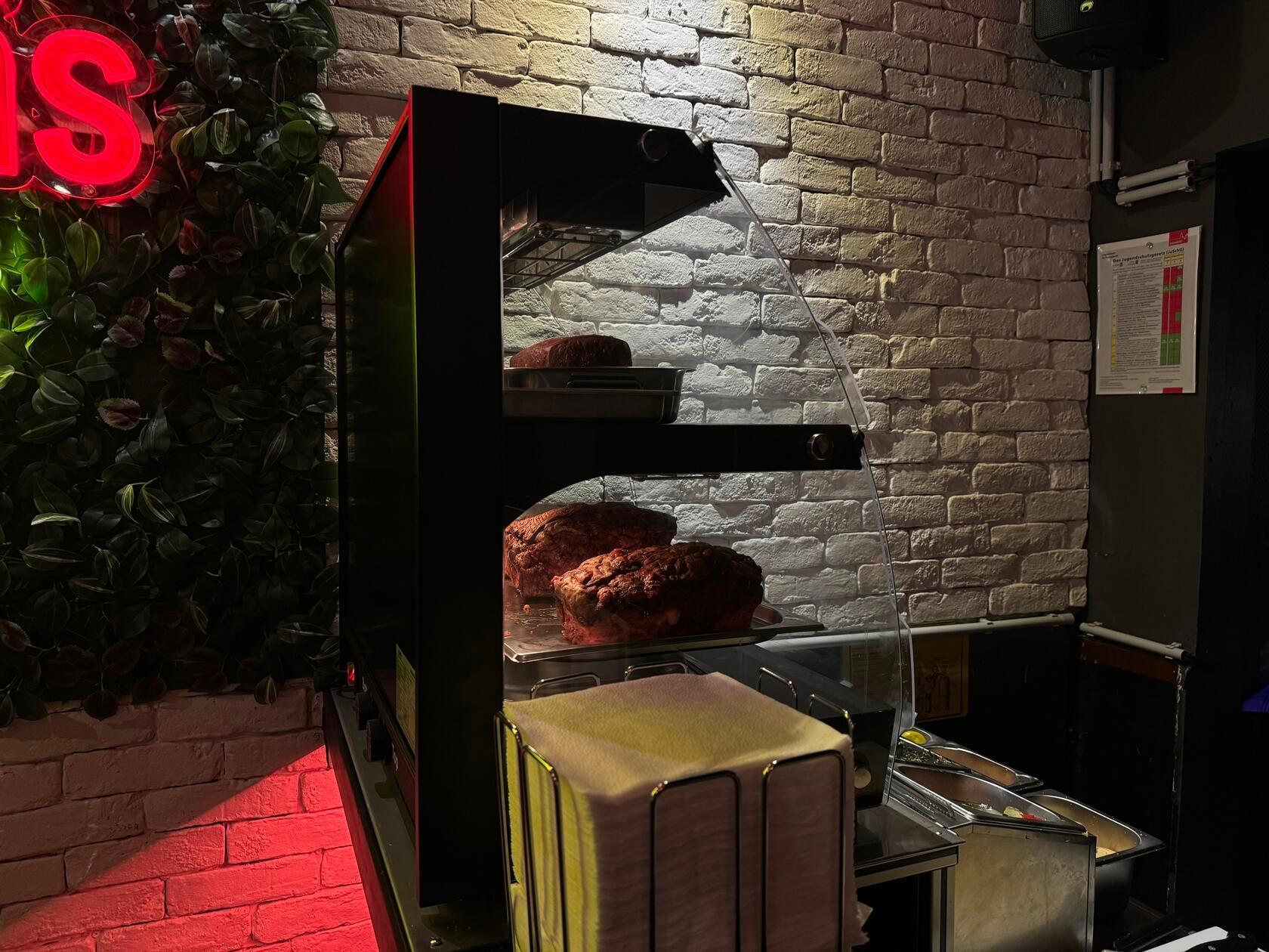 In der Vitrine warten: veganer, Pizza- oder Leberkäse mit beispielsweise eingebackenen Spekulatius. 