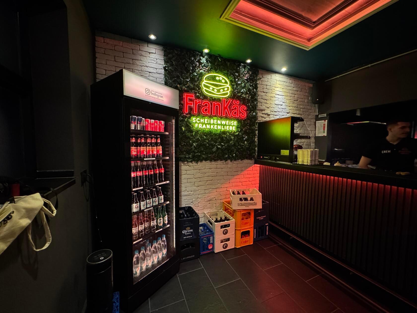Neben Softdrinks kann man sich hier auch einen Drink oder ein Bier genehmigen. 