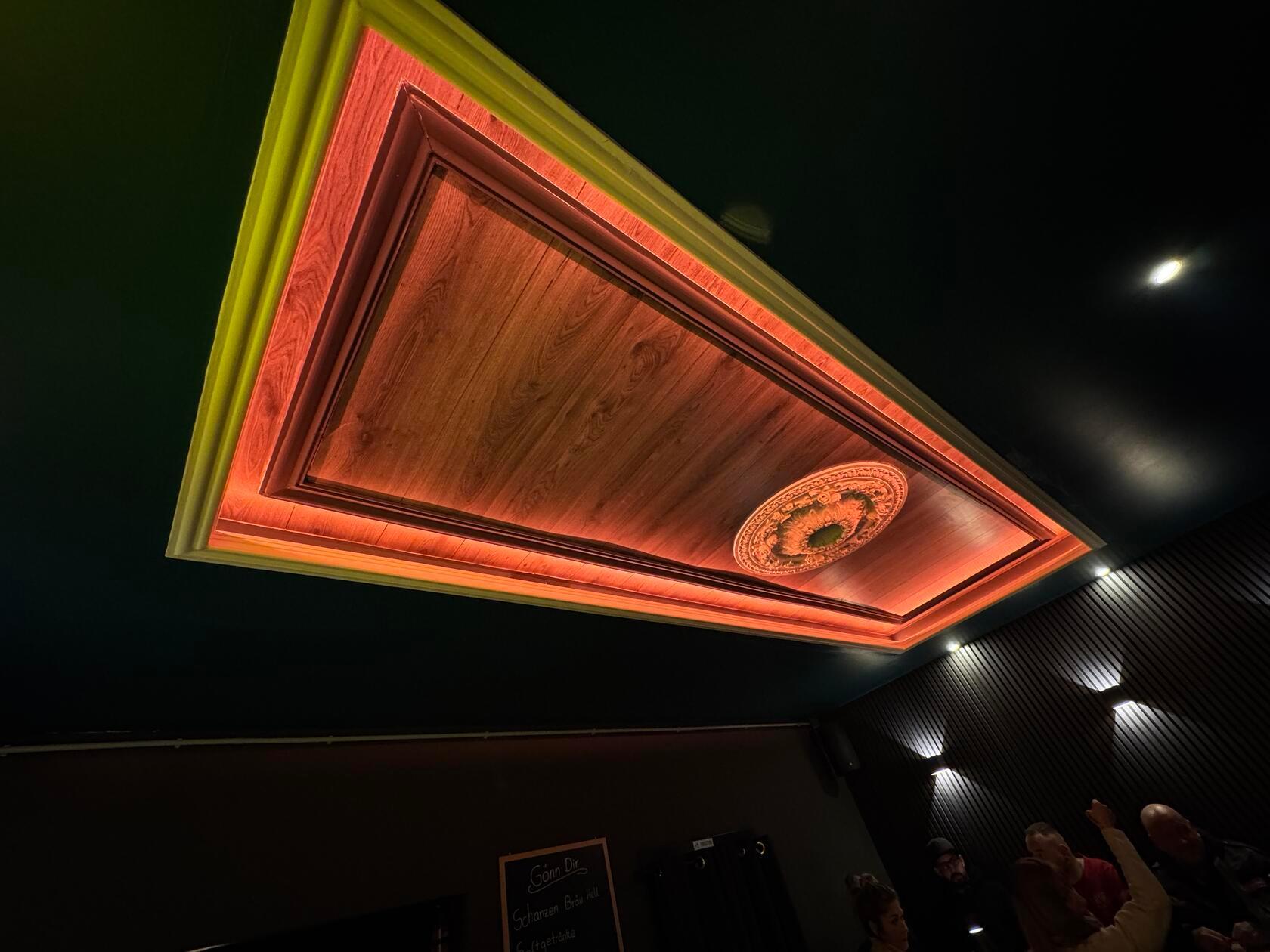 Das einzige, was die Renovierungen überlebt hat: Die Holzvertäfelung an der Decke.