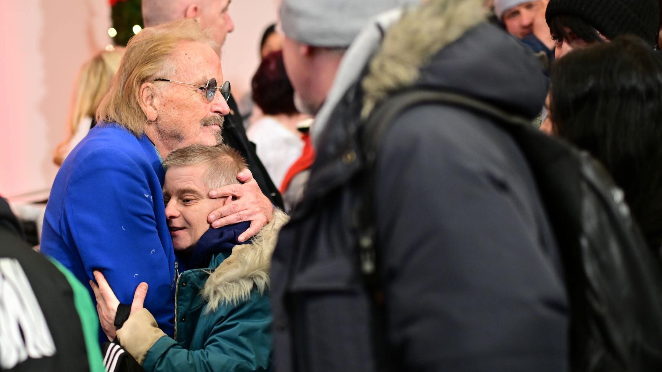 Frank Zander že od leta 1995 organizira božično večerjo za ljudi v stiski v Berlinu, kjer kot natakarji pomagajo znane osebnosti.