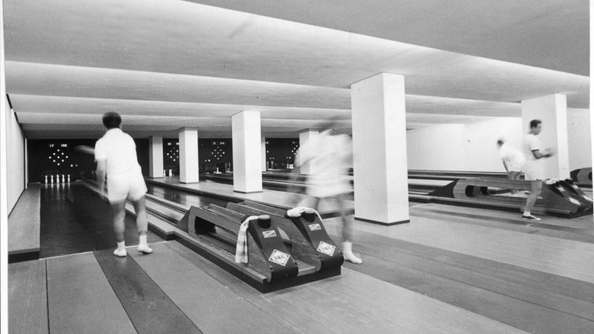 Im Keller der Meistersingerhalle befindet sich so manche Überraschung, etwa die Kegelbahnen. 1963 sah man hier Kegelvereinsgruppen im weißen Dress wetteifern. Foto: Ulrich