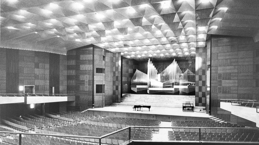 So zeigte sich der große Saal der Meistersingerhalle vor dem Eröffnungskonzert Anfang September 1963. Der Bau galt damals als luxuriös und weltstädtisch. Foto: Ulrich