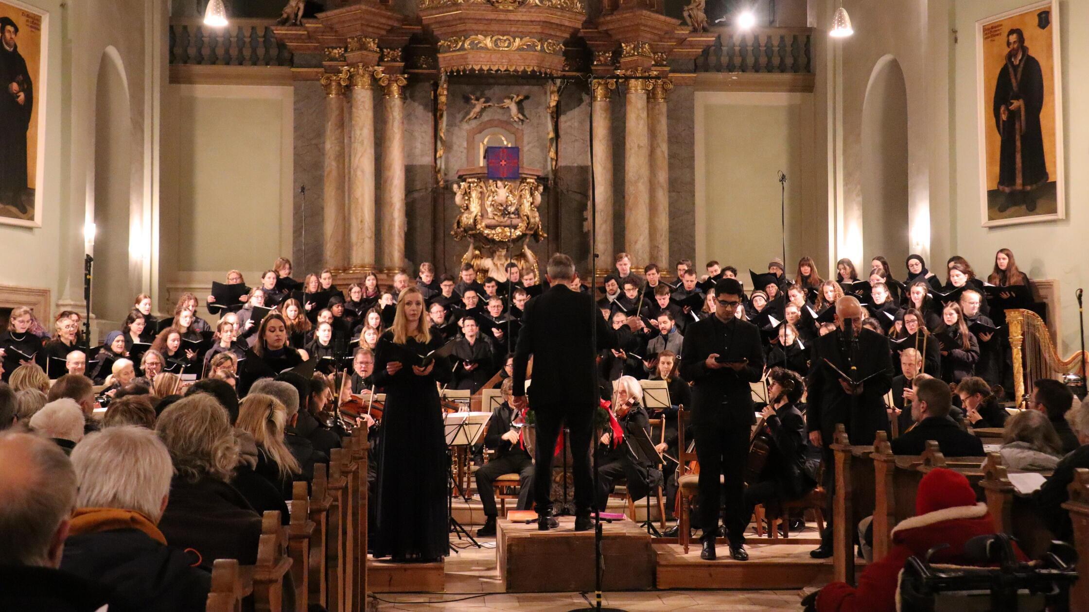 Der-Akademische-Chor-La-Banda-und-Solisten-l-sten-in-Erlangen-ergriffenen-Beifall-aus