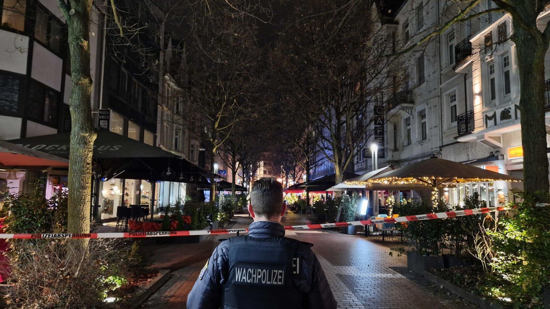 Unfall oder Absicht? Autofahrer fährt in Bushaltestelle