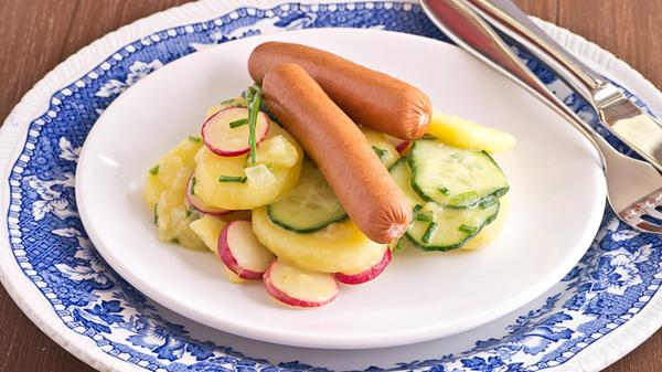Kartoffelsalat mit Würstchen Sommerlicher Kartoffe