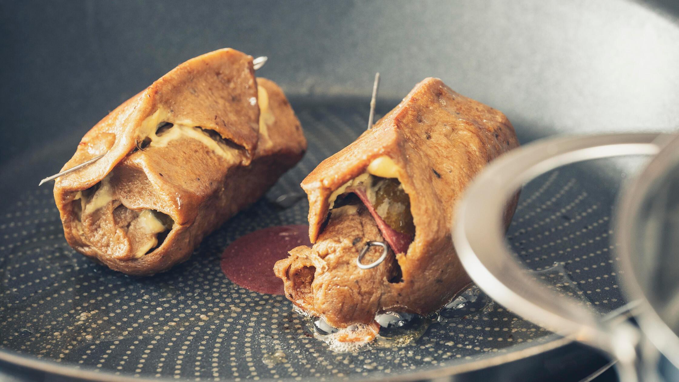 Vegane Roulade wird in einer Tefal Bratpfanne mit 