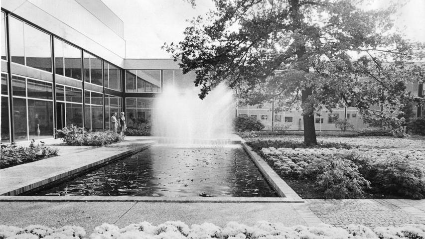 Diese Ansicht von 1963 macht verständlich, warum dieses Atrium „Gartenhof“ heißt. Blumenbeete und Wasserfontänen machten Eindruck auf die Besucher. Foto: Gerardi
