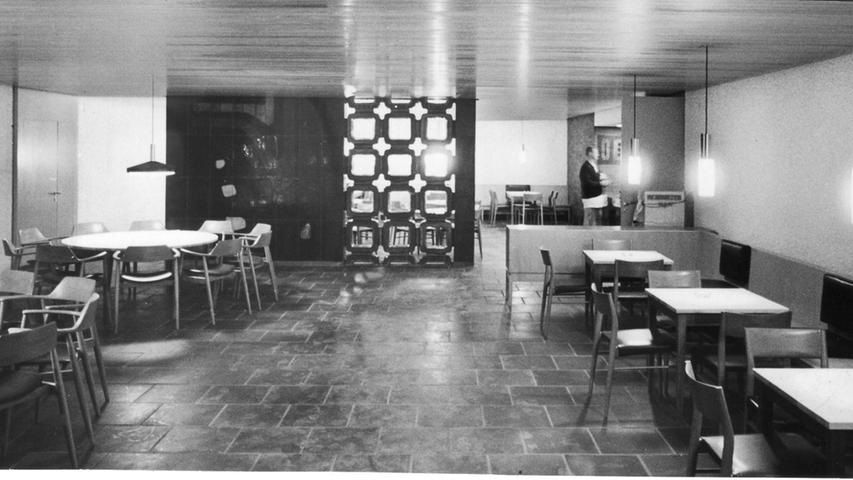 Im „Bierstüberl“ im Keller wurden die Gäste 1963 nach den Aufführungen bedient. Zum Hallenbetrieb zählten im Untergeschoss ursprünglich sogar eine eigene Müllverbrennung und eine Wäscherei. Foto: Ulrich