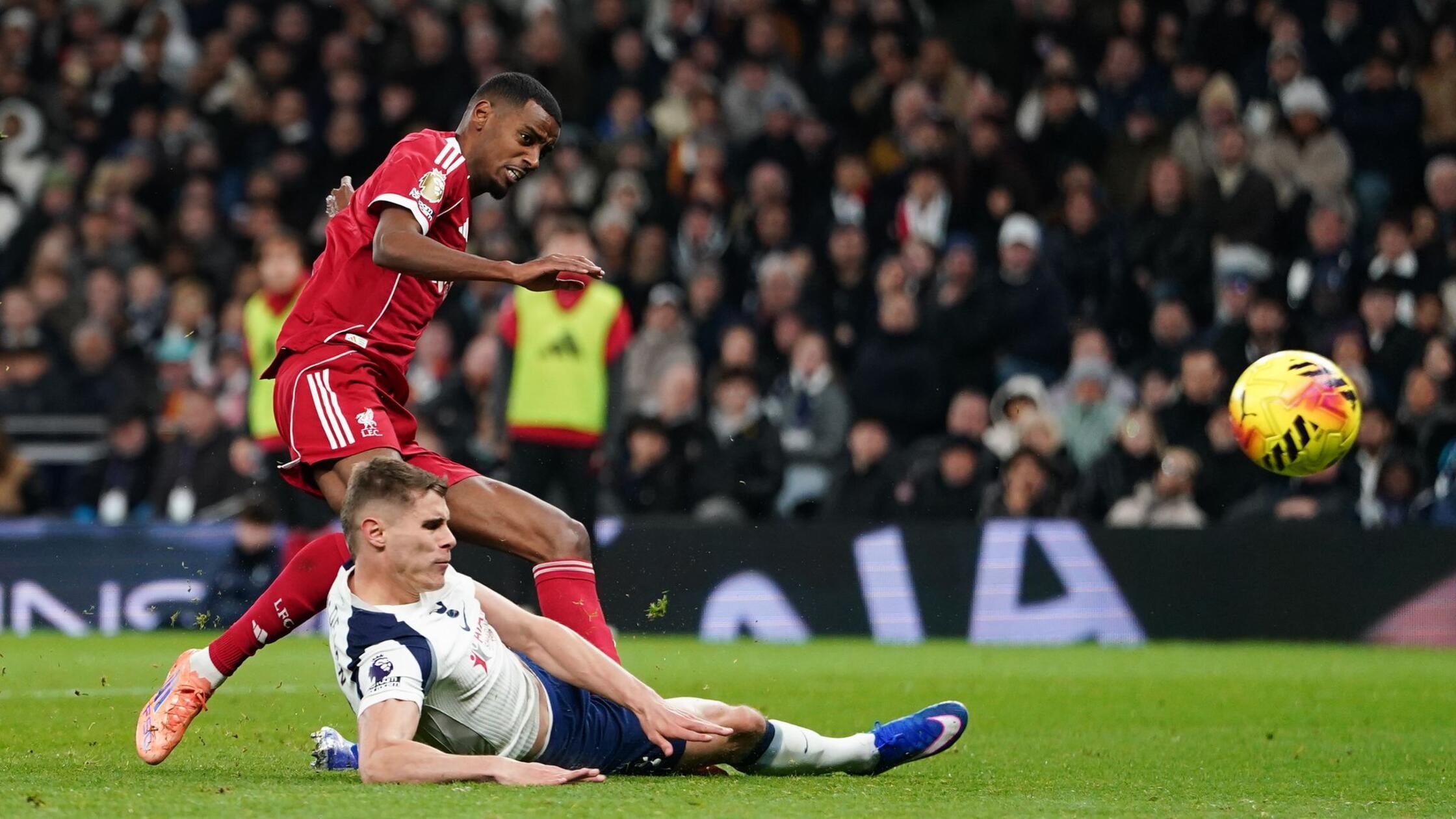 https://images.nordbayern.de/image/contentid/policy:1.14948280:1766471612/Fussball_Maenner_Premier_League_Tottenham_Hotspur.jpg?%24p%24f%24h%24m%24w=aa2eb22&f=16%3A9&h=338&m=FIT&w=600