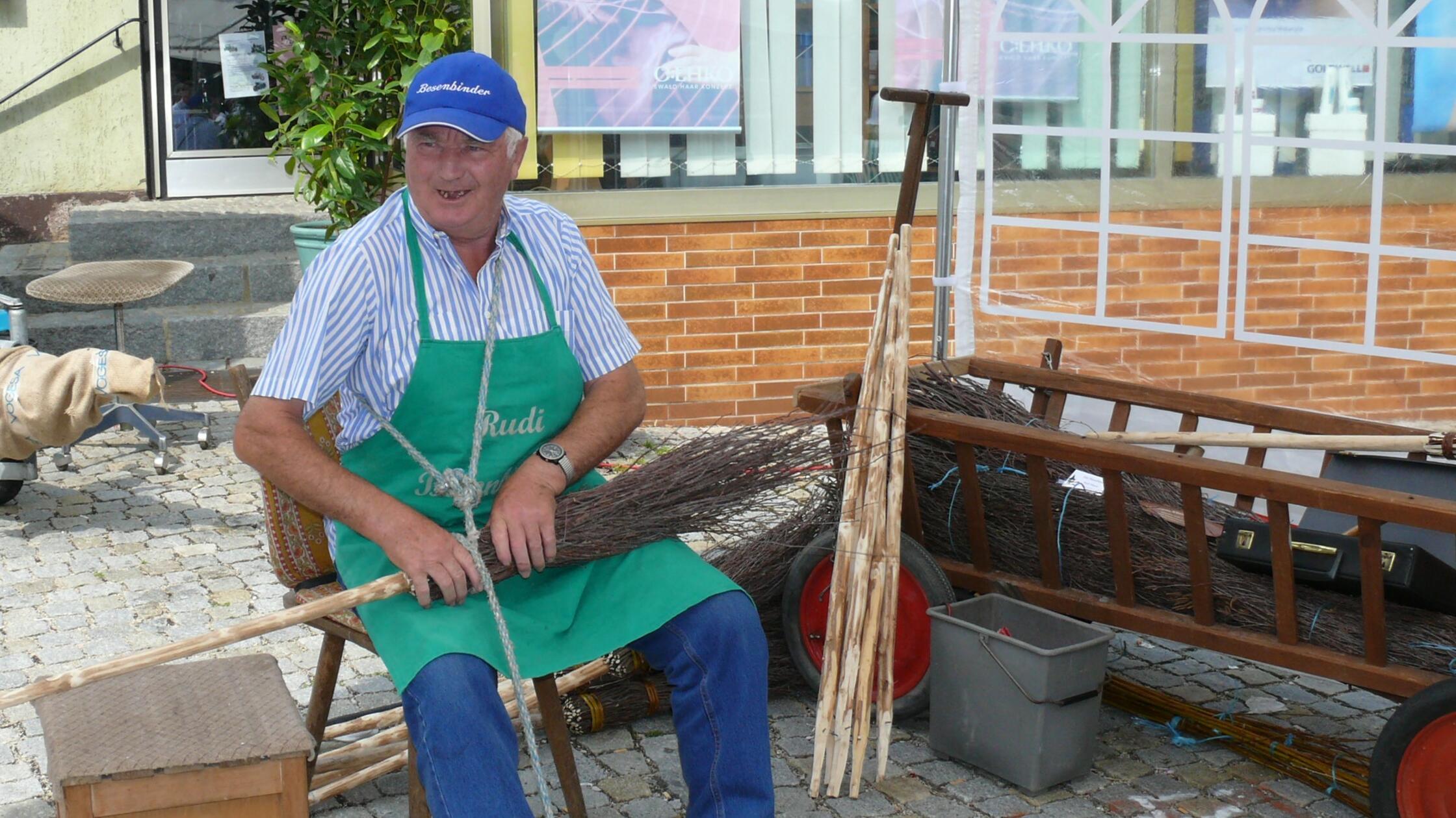 Winterarbeiten-in-K-nigstein-Fr-her-wurden-Besen-gebunden-D-rrholz-geschlagen-und-mehr