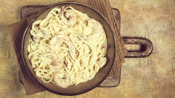 Spaghetti mit Garnelen, in Sahnesauce, hausgemacht