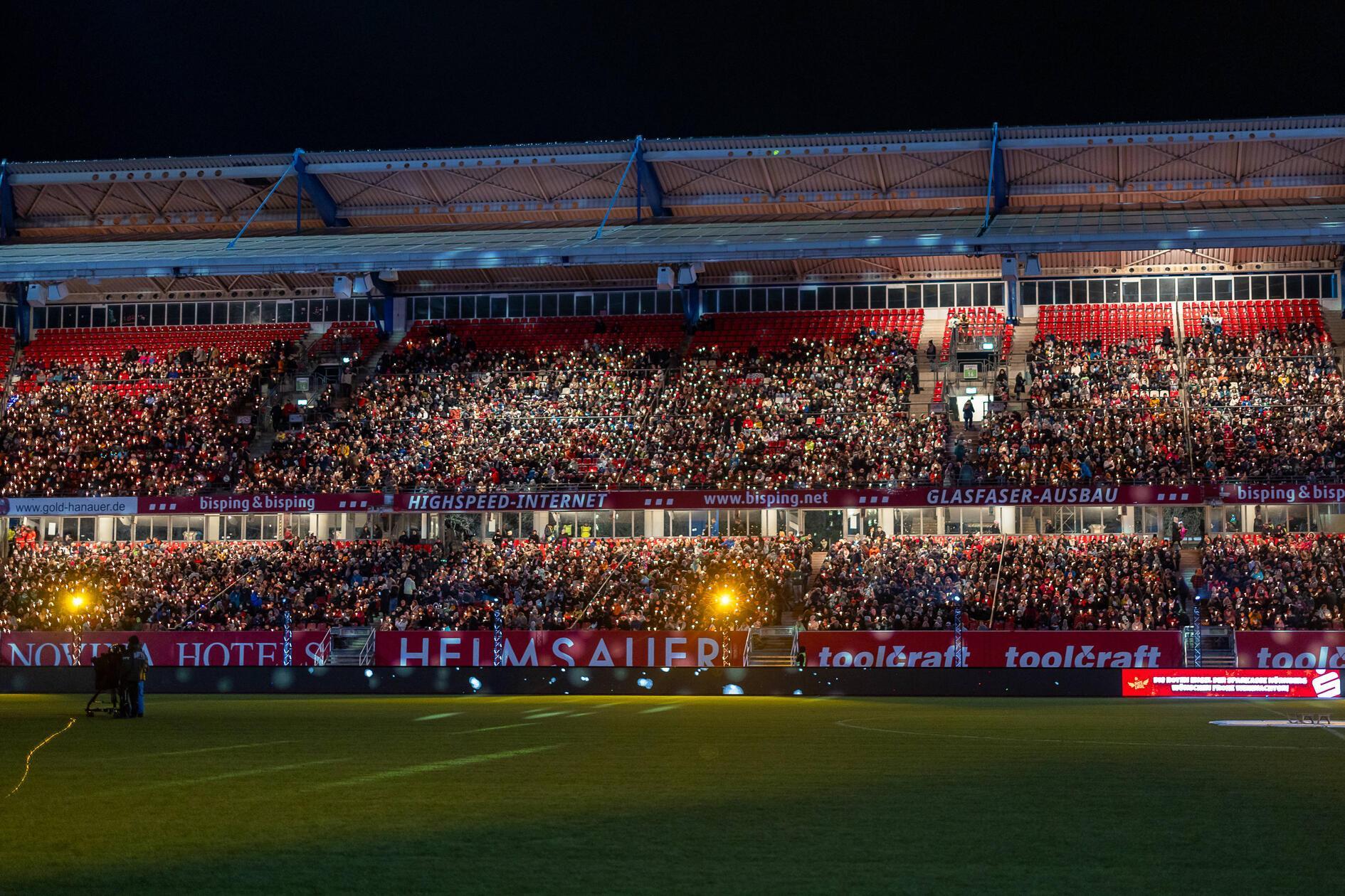 Tausende-Lichter-und-Christkind-in-N-rnberg-So-sch-n-war-das-Adventssingen-2025