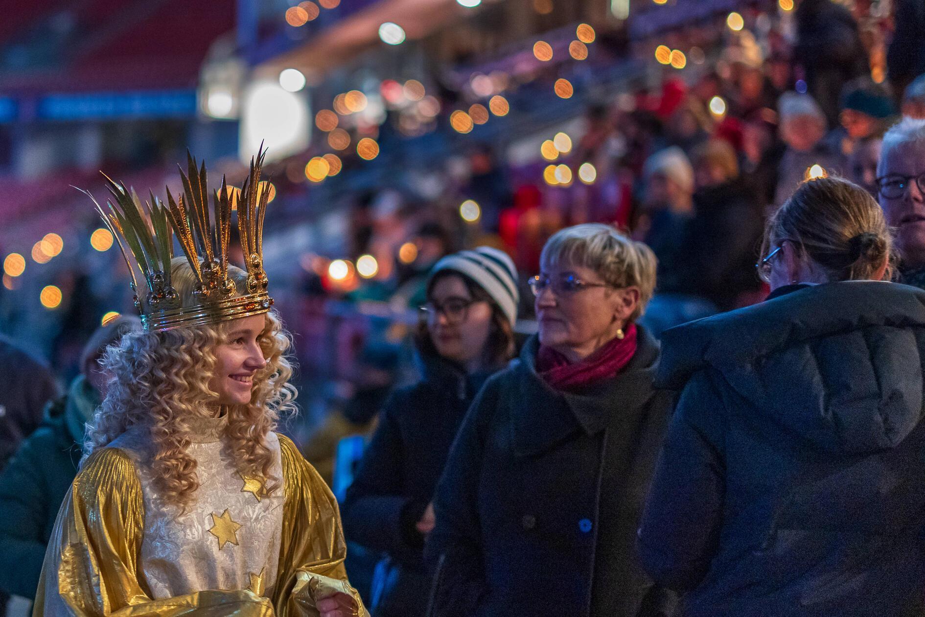 Das Nürnberger Christkind Nora Falk war ebenfalls vor Ort. Die 15-jährige Schülerin sprach mit Besuchern vor Ort und sang fleißig zu den weihnachtlichen Liedern mit. Dienstags und donnerstags ist Falk immer auf dem Christkindlesmarkt in Nürnberg zu treffen.