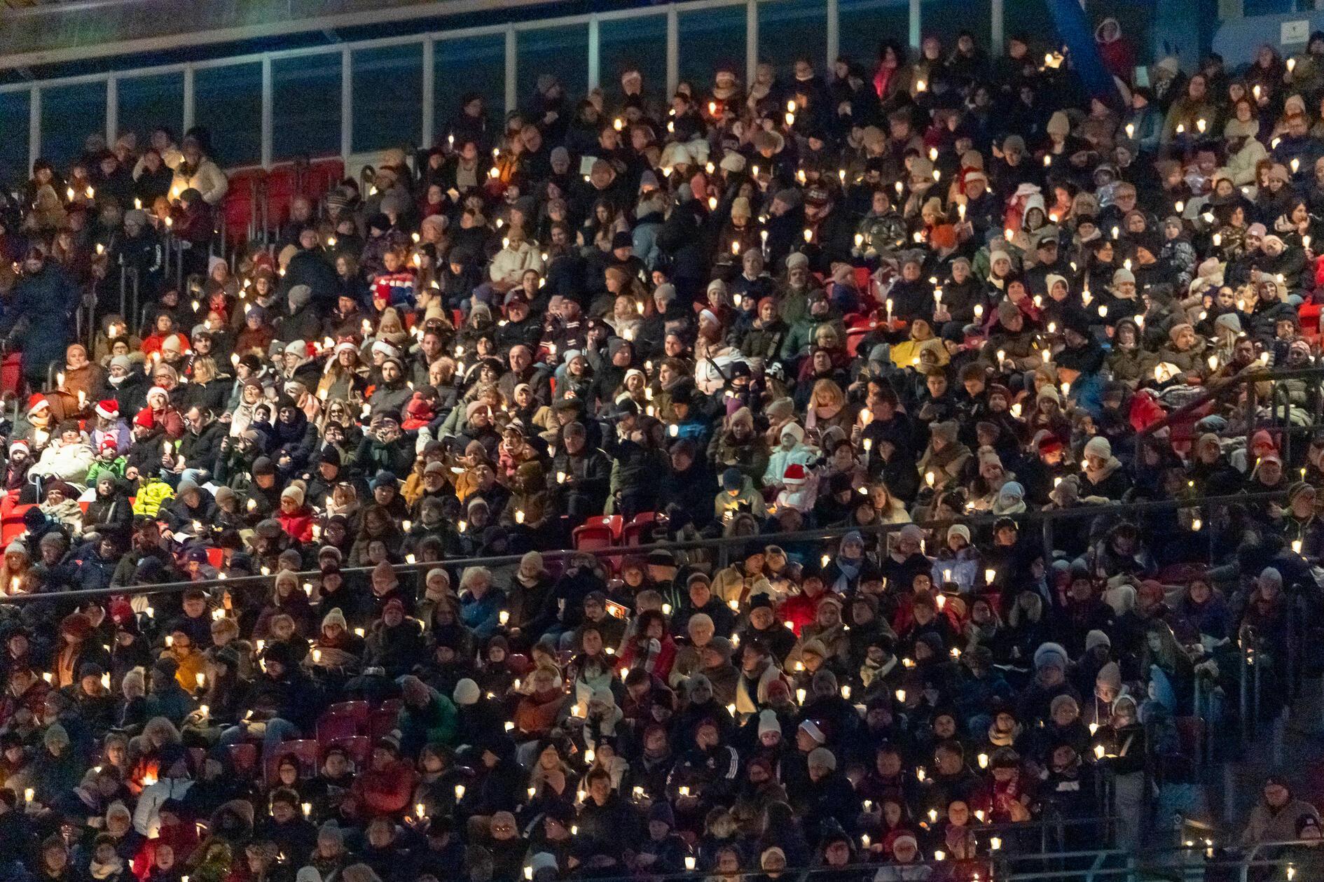 Ein Lichtermeer der Gemeinschaft: Tausende Besucher sitzen eng beisammen im Max-Morlock-Stadion und halten leuchtende Kerzen in den Händen. Bereits seit zehn Jahren wird das Adventssingen im Stadion veranstaltet. Ab Ende Oktober gehen die Karten dafür ein den Verkauf, diese kosten zehn Euro pro Person.