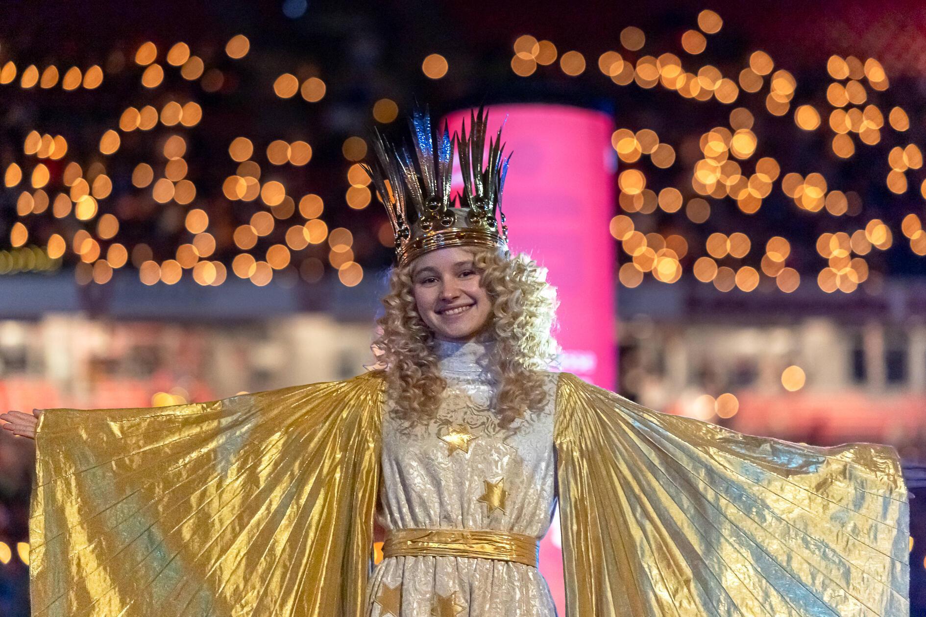 Vor einem funkelnden Lichtermeer begrüßt das Christkind Nora Falk die Gäste im Station. Ein Moment voller Herzlichkeit, Tradition und Weihnachtsfreude. Das gemeinsame Singen im "Achteck" war einer von insgesamt über 150 Terminen, die Falk während der Adventszeit wahrnimmt.