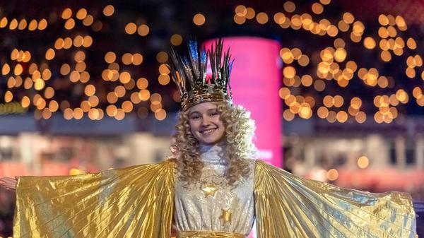 Vor einem funkelnden Lichtermeer begrüßt das Christkind Nora Falk die Gäste im Station. Ein Moment voller Herzlichkeit, Tradition und Weihnachtsfreude. Das gemeinsame Singen im "Achteck" war einer von insgesamt über 150 Terminen, die Falk während der Adventszeit wahrnimmt.