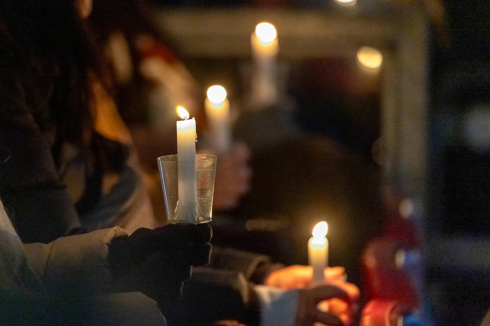 Das gemeinsame Singen im Stadion hat auch einen sozialen Hintergrund. So soll durch das Adventssingen „den Kinder- und Jugendhospizdienst Nürnberg, die Lebenshilfe Nürnberg sowie den Verein Straßenkreuzer“ unterstützen, so die Stadt Nürnberg. Die Sparkasse Nürnberg spendet im Rahmen des Adventssingens als diesjähriger Hauptsponsor 15.000 Euro. Die drei Organisationen treten ab dem 28. November beim sogenannten „WirWunder-Spendenmarathon gegeneinander an: Wer die meisten Spenden sammelt, erhält den größten Anteil aus dem Rote-Engel-Spendentopf“, erklären die Verantwortlichen.
