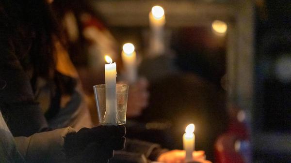 Das gemeinsame Singen im Stadion hat auch einen sozialen Hintergrund. So soll durch das Adventssingen „den Kinder- und Jugendhospizdienst Nürnberg, die Lebenshilfe Nürnberg sowie den Verein Straßenkreuzer“ unterstützen, so die Stadt Nürnberg. Die Sparkasse Nürnberg spendet im Rahmen des Adventssingens als diesjähriger Hauptsponsor 15.000 Euro. Die drei Organisationen treten ab dem 28. November beim sogenannten „WirWunder-Spendenmarathon gegeneinander an: Wer die meisten Spenden sammelt, erhält den größten Anteil aus dem Rote-Engel-Spendentopf“, erklären die Verantwortlichen.