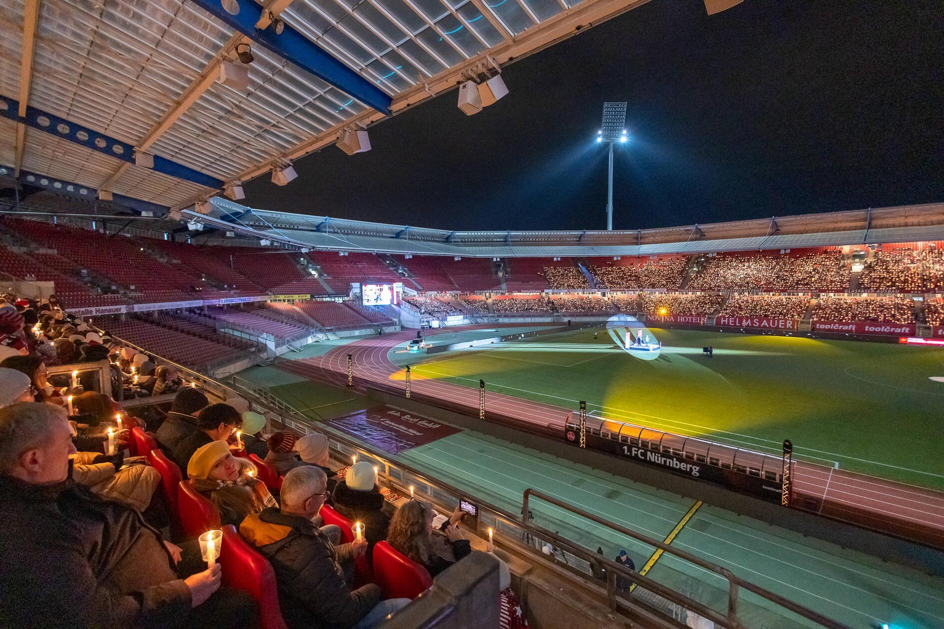 Ein echter Gänsehaus-Moment: Die Zuschauer sitzen mit ihren Kerzen auf der Tribüne. Rund eineinhalb Stunden haben sie gemeinsam besinnliche Weihnachtslieder gesungen.