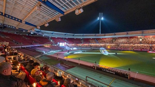 Ein echter Gänsehaus-Moment: Die Zuschauer sitzen mit ihren Kerzen auf der Tribüne. Rund eineinhalb Stunden haben sie gemeinsam besinnliche Weihnachtslieder gesungen.