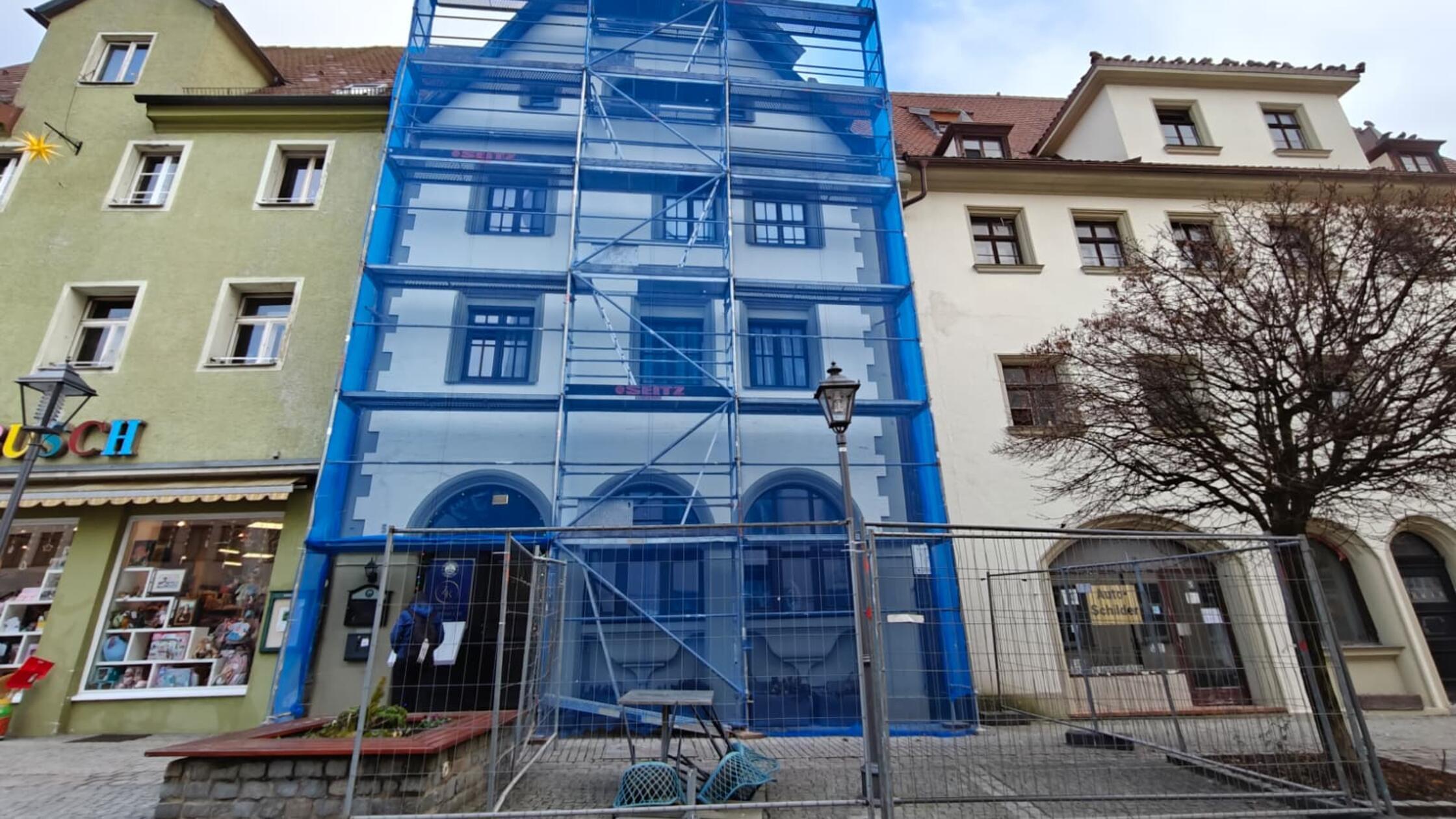 Emergency roofing on the market square: District office assumes ...