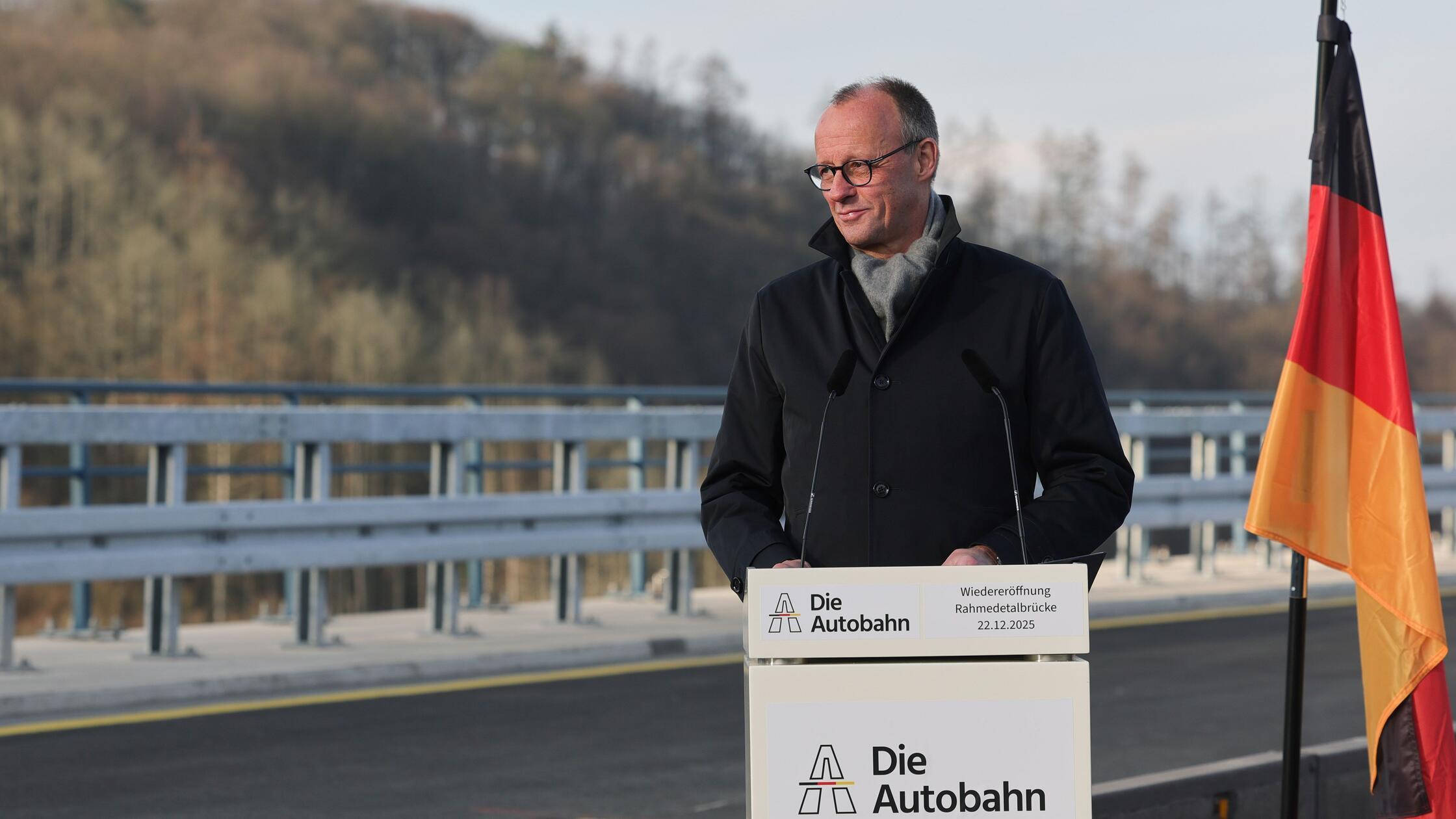 Juhu, Deutschland kriegt ne Br&uuml;cke fertig! Da kommt sogar der Kanzler zum gro&szlig;en Volksfest