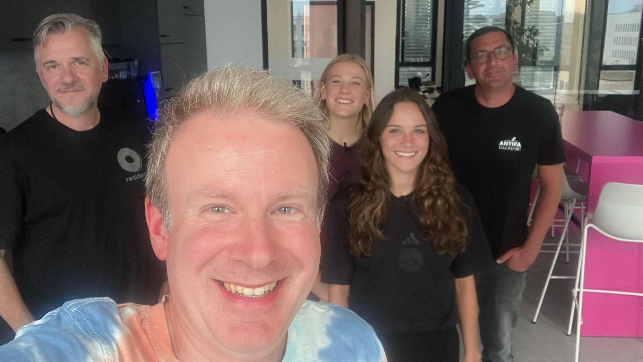 Panik im Podcast-Studio: Als zwei Club-Frauen pl&ouml;tzlich die &bdquo;Ka Depp&ldquo;-Runde crashten