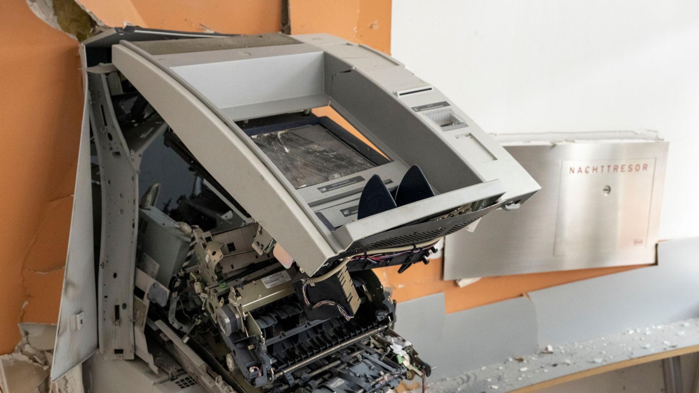 Domnevna četverica, osumljena napadov na bankomate, v priporu