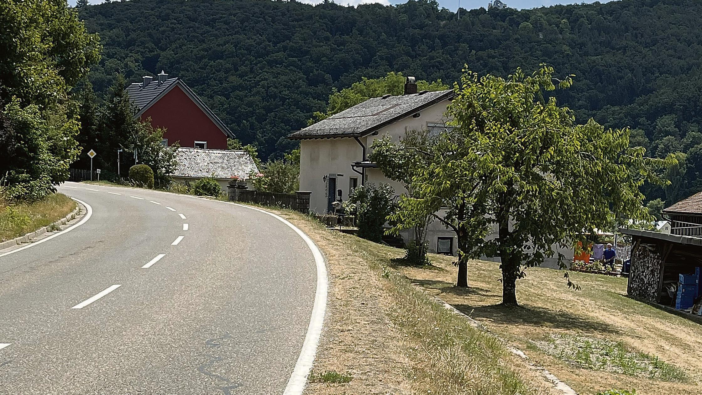 Nun-kommt-sie-doch-Leitplanke-soll-Solnhofener-Haus-vor-Unf-llen-sch-tzen