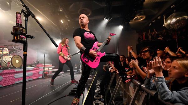 In einer Welt, die schon mal eine bessere war, tut die Musik von J.B.O. besonders gut. Die Fun-Metal-Band veröffentlicht im Januar ihr 15. Studioalbum. Am Freitag, 2. Januar stellen die Herren "House Of The Rising Fun" bei einem groß angelegten Konzert im Nürnberger Löwensaal vor. Beginn: 20 Uhr.