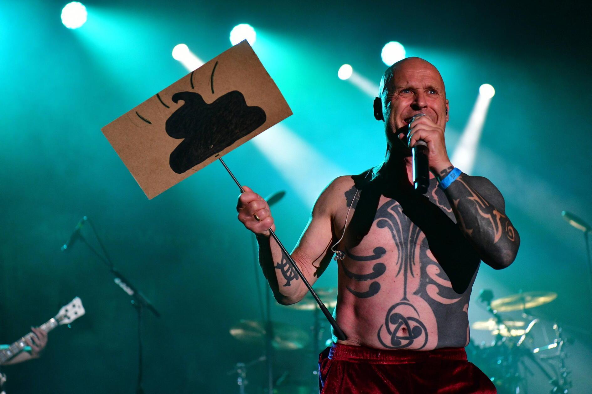 Knorkator kommen nach Nürnberg. Die Berliner Truppe, die auch im Bereich des Rock und Heavy Metal aktiv ist, feiert am Samstag, 17. Januar, ihr 30-jähriges Bandjubiläum im Löwensaal. Mit am Start hat die Kapelle das aktuelle Album "Weltherrschaft für alle", welches im vergangenen September auf den Markt kam. Beginn: 20 Uhr.