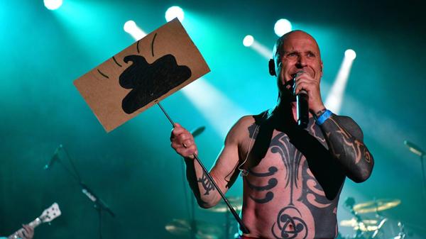 Knorkator kommen nach Nürnberg. Die Berliner Truppe, die auch im Bereich des Rock und Heavy Metal aktiv ist, feiert am Samstag, 17. Januar, ihr 30-jähriges Bandjubiläum im Löwensaal. Mit am Start hat die Kapelle das aktuelle Album "Weltherrschaft für alle", welches im vergangenen September auf den Markt kam. Beginn: 20 Uhr.