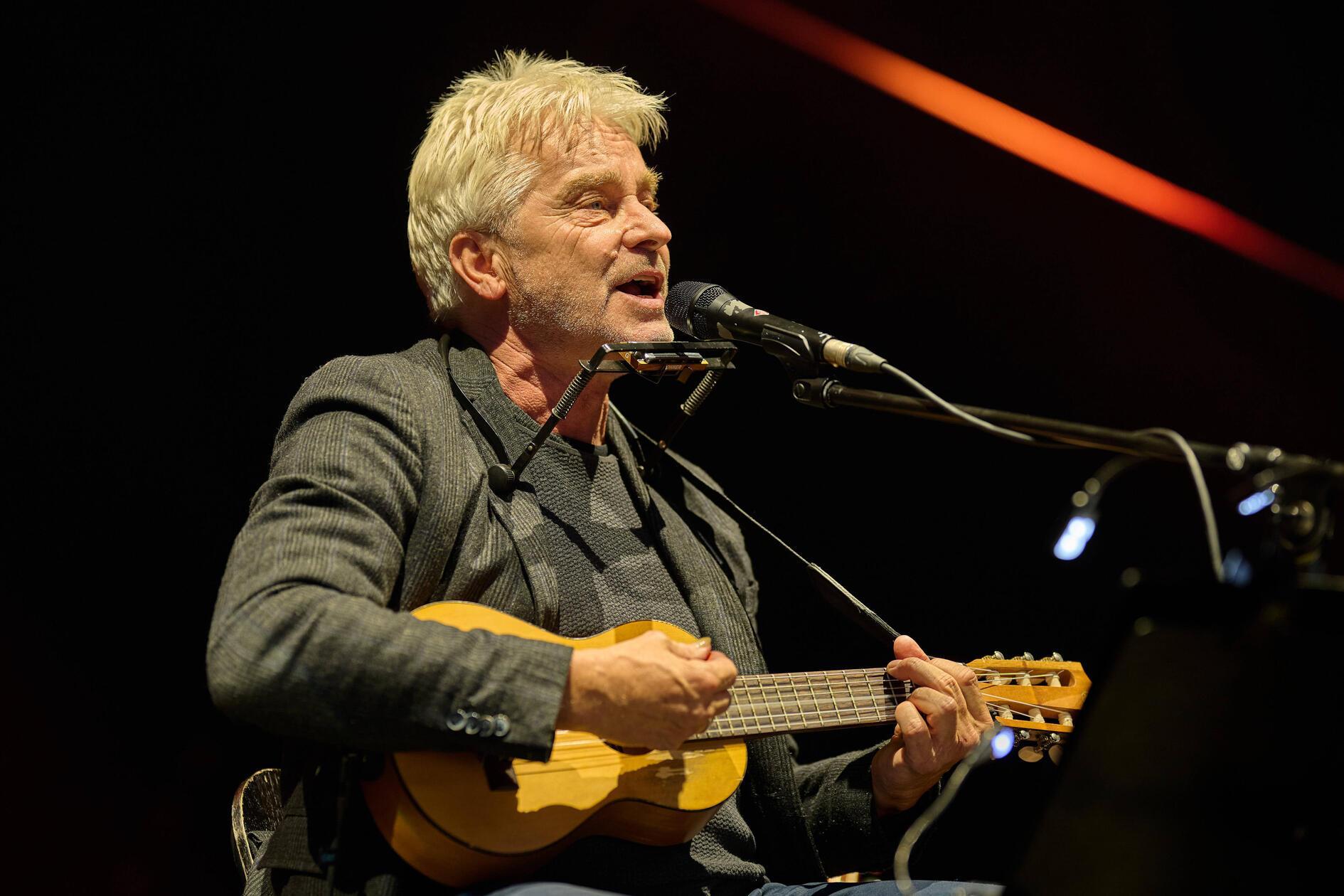 Mit einer großen Kiste voller neuer Songs im Gepäck reist Werner Schmidbauer am Freitag, 30. Januar, nach Nürnberg. Unter dem Titel "Mia san oans" performt der Liedermacher und Moderator ab 20 Uhr seine tiefsinnigen Lieder.