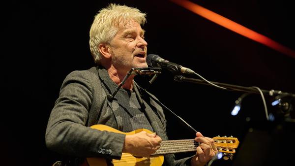 Mit einer großen Kiste voller neuer Songs im Gepäck reist Werner Schmidbauer am Freitag, 30. Januar, nach Nürnberg. Unter dem Titel "Mia san oans" performt der Liedermacher und Moderator ab 20 Uhr seine tiefsinnigen Lieder.