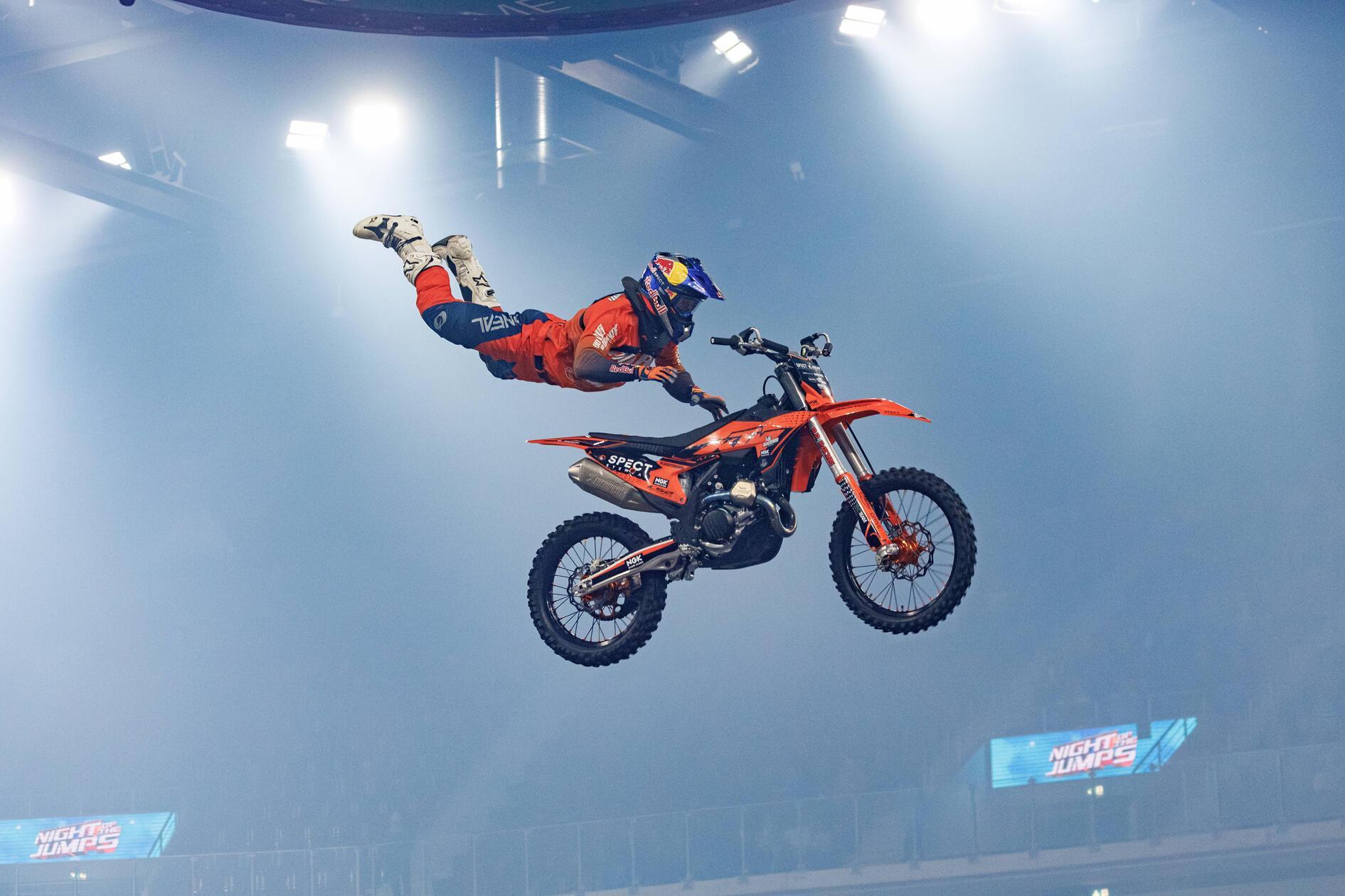 Atemberaubende Stunts sind bei der "Night of Freestyle" in der PSD Bank Arena zu sehen. Am Samstag, 31. Januar, (13 und 19 Uhr) zeigen die Sportlerinnen und Sportler auf ihren Zweirädern faszinierende Sprünge durch die Luft.
