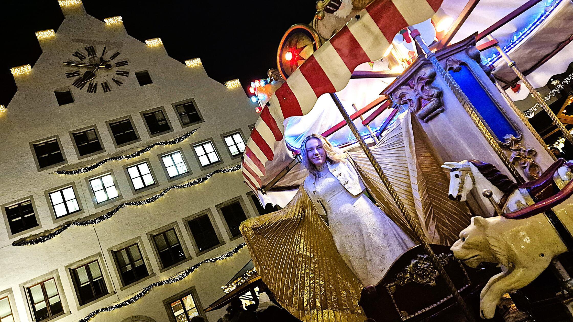 Christkind-dreht-letzte-Runde-im-Karussell-Finale-der-Stadt-aus-Holz-und-Tuch-in-Neumarkt