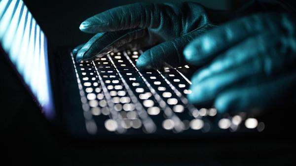 ILLUSTRATION - 14.12.2025, NA, Berlin: Eine Person