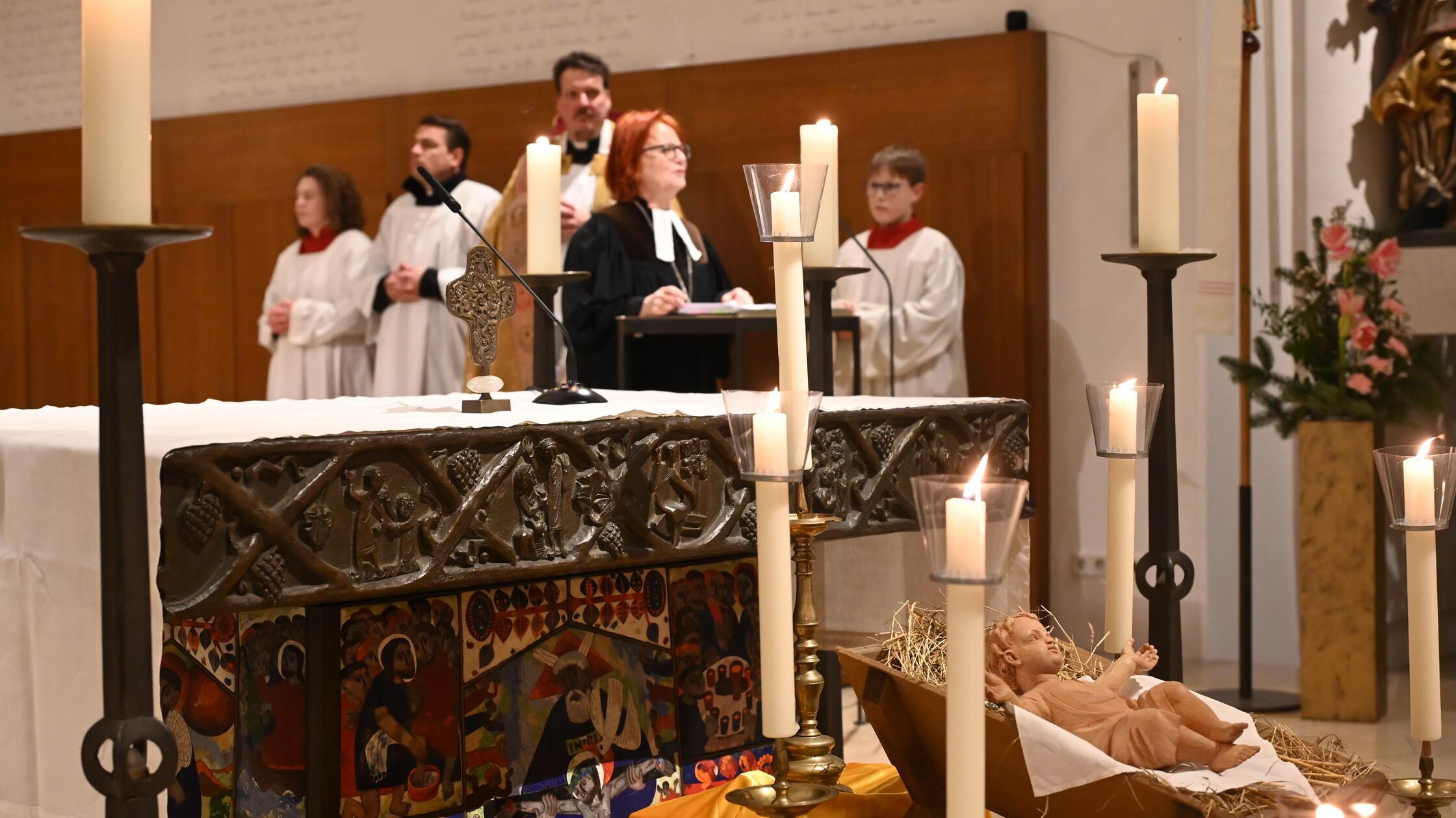 Beginn-der-Heiligen-Nacht-gefeiert-Gl-ubige-vom-Ostwind-in-Neumarkter-Hofkirche-geweht