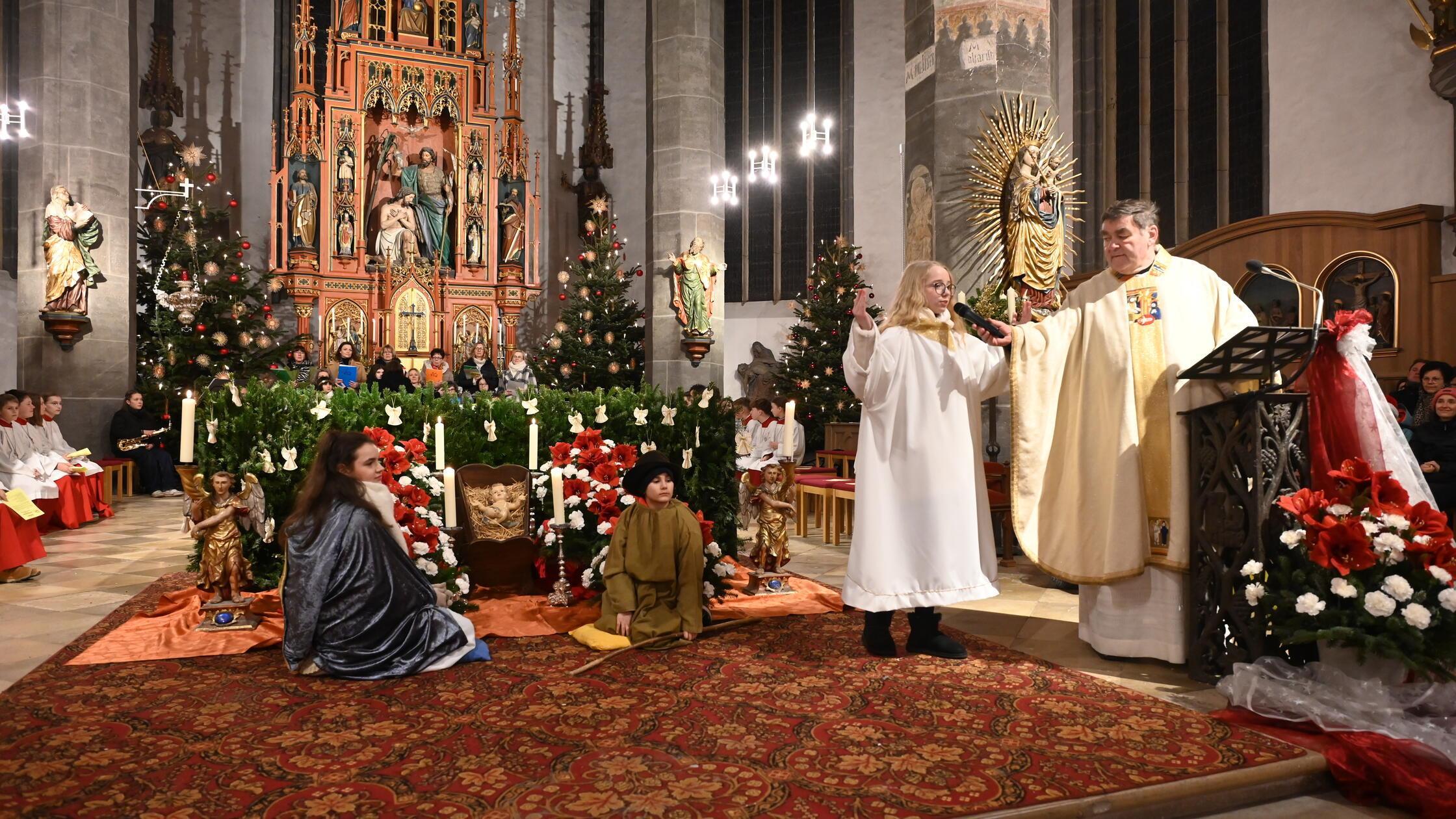 Ber-hrendes-Krippenspiel-im-Neumarkter-M-nster-Kinder-erleben-Heiligen-Abend-gemeinsam