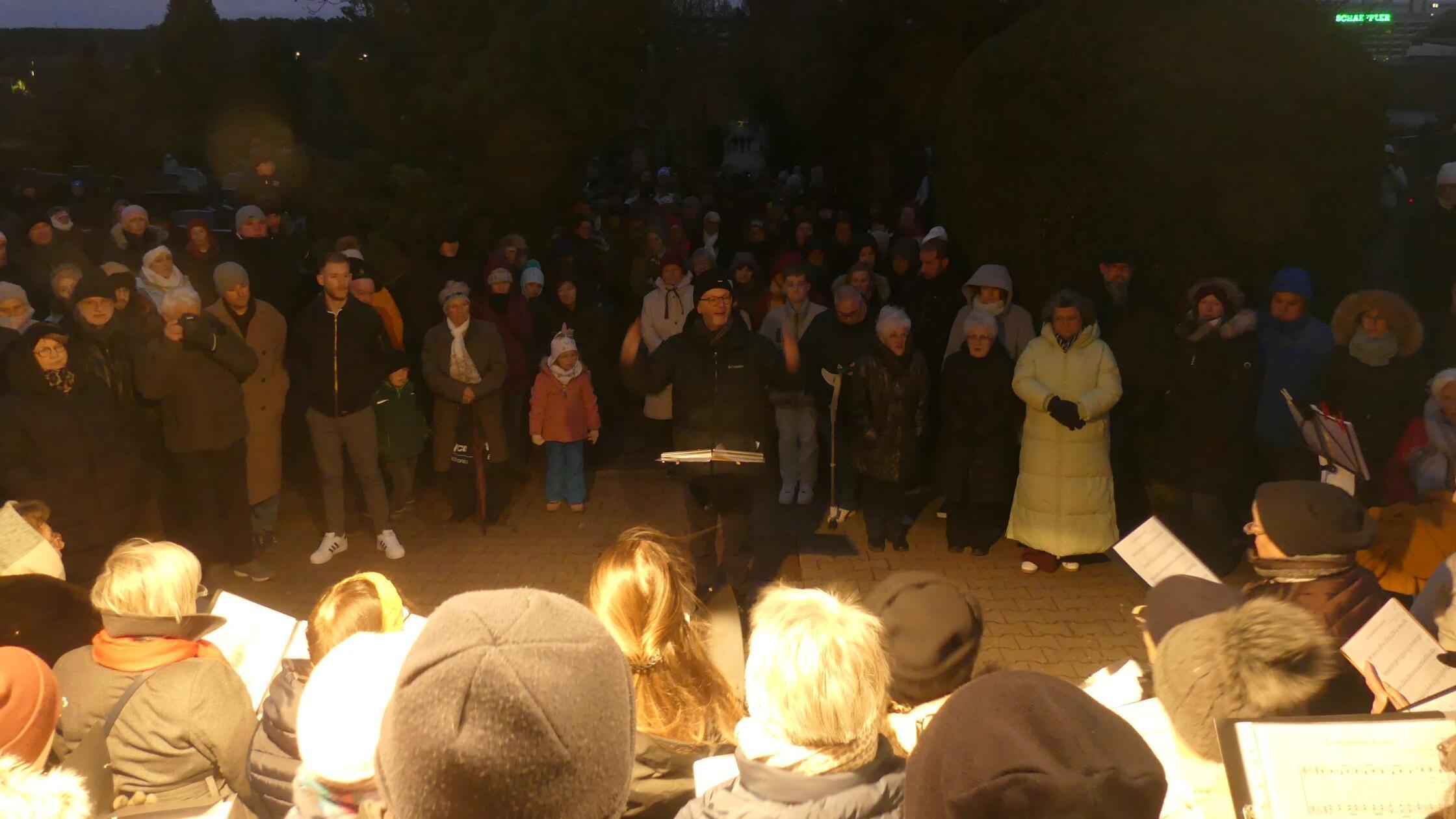 Heiliger-Abend-wurde-in-Herzogenaurach-mit-Friedhofsingen-eingel-utet