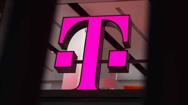 Das Logo der Deutschen Telekom steht in einer Verk
